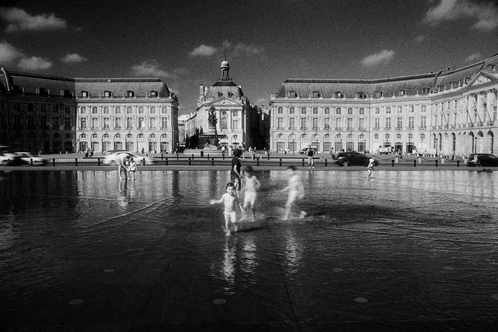 Playing with the water in Bordeaux, France