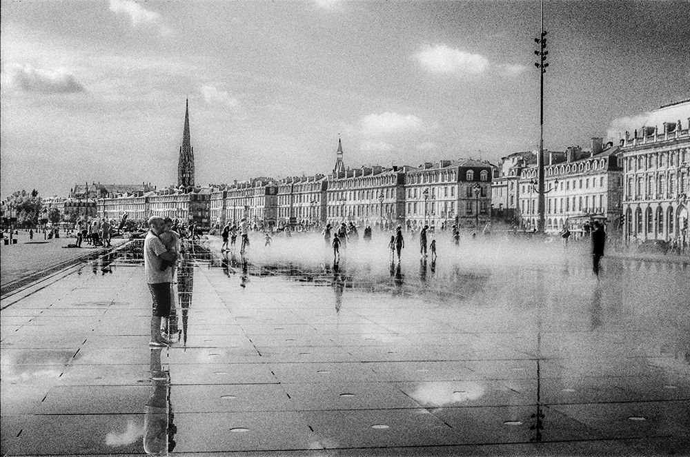 Playing with the water in Bordeaux, France