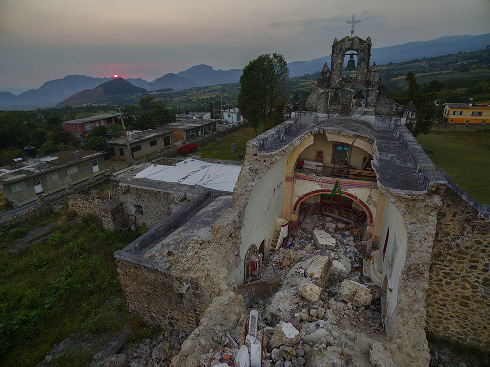 CHRISTIAN CHURCHES WITH COLLAPSED DOMES DURING MEXICO´S 19-SEPT-17 EARTHQUAKE, AROUND THE VOLCANO POPOCATEPETL  (Craters of Don Goyo´s Ecclesiastic Belt)
