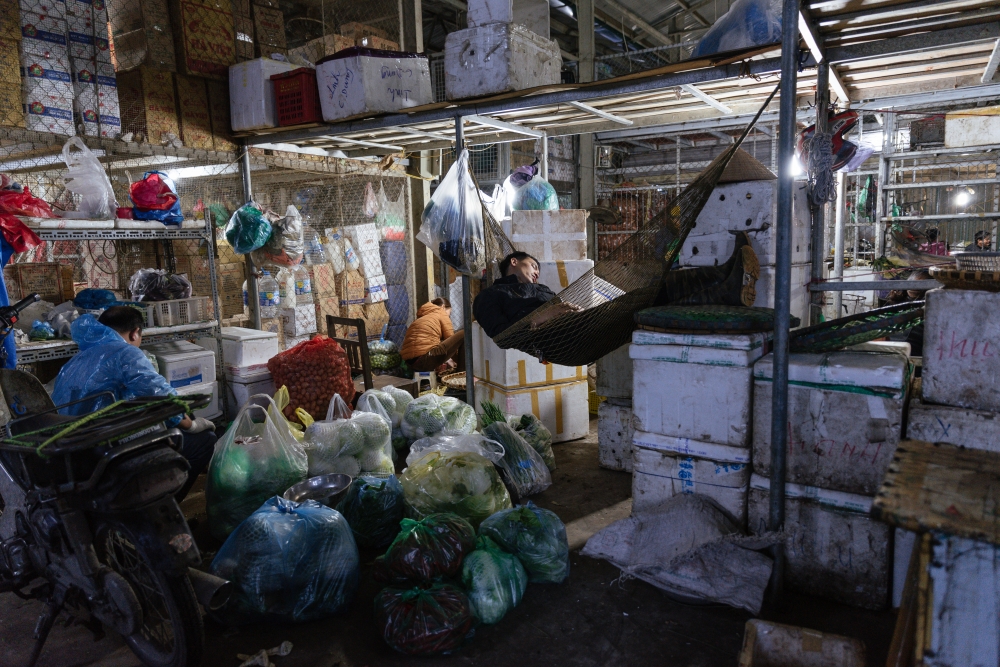 Fruit and vegetable wholesale market in the middle of the night