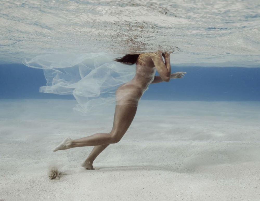 A girl under water