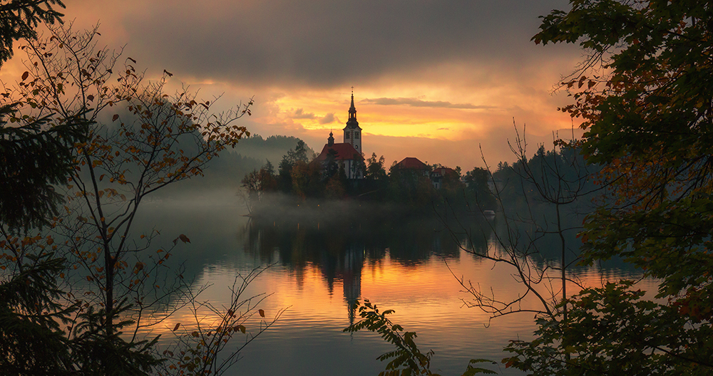 A beautiful autumn morning by the lake