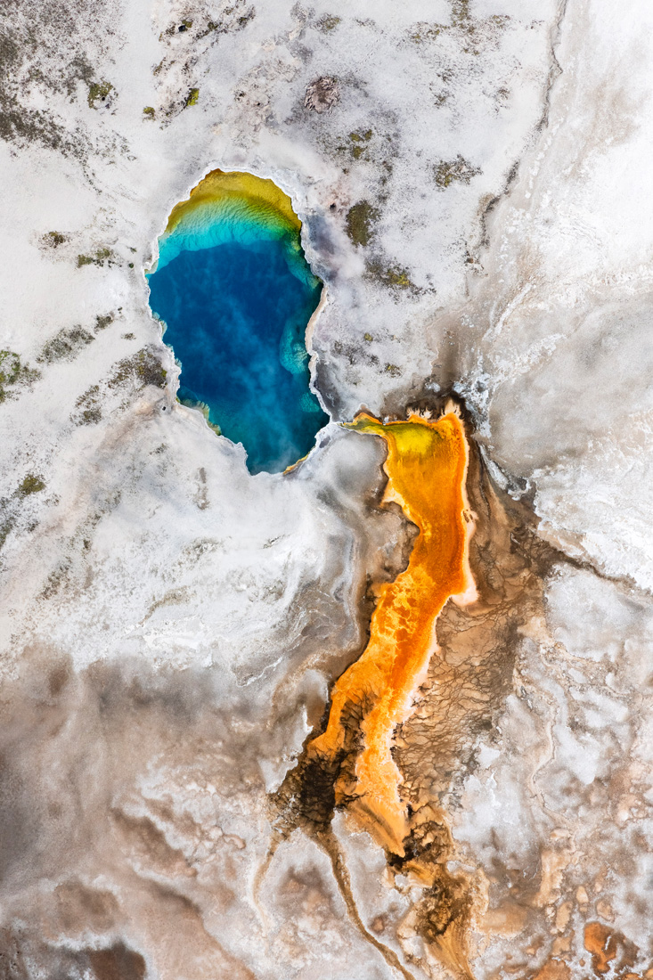 Yellowstone the colors of the earth