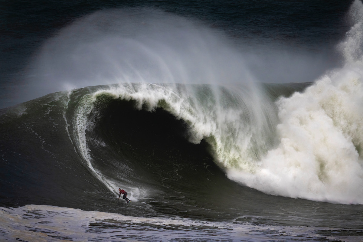 Nazaré big waves surfing 